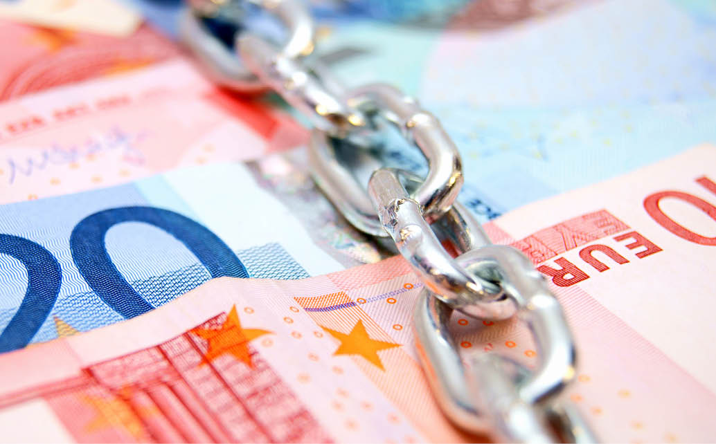 Chains and denomination euro.