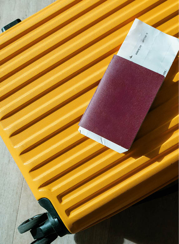 Livro com capa texturizada marrom apoiado sobre superf cie amarela com padr o em relevo. Yapay zeka taraf ndan olu turulan a  klama