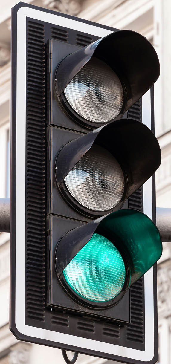 Parte de um farol de ve culo com lente de vidro texturizada e estrutura met lica escura. Yapay zeka taraf ndan olu turulan a  klama